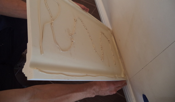 На фото – наносим жидкие гвозди на нижнюю деталь