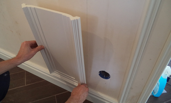 На фото – прикладываем деталь к стене по сделанной разметке