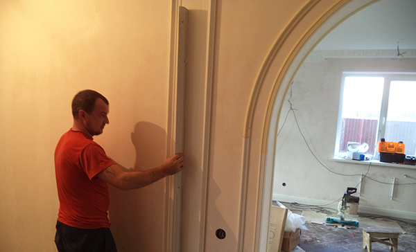 На фото – с помощью правила проверяем ровность поклейки деталей