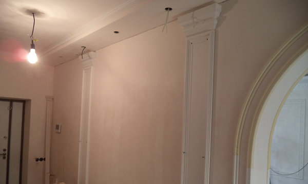 На фото – ждем высыхания клея