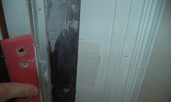 На фото – замазываем стыки шпаклевкой 