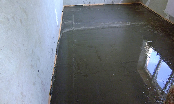 Фото смачивания поверхности стяжки пола водой