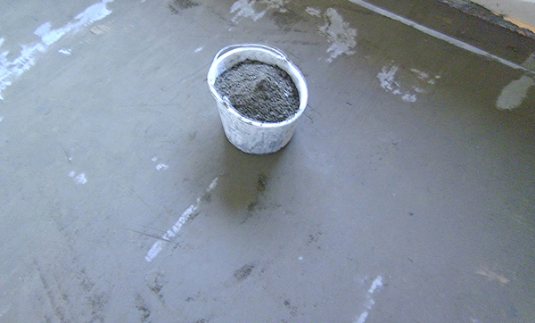 На фото – излишки складываем в ведро