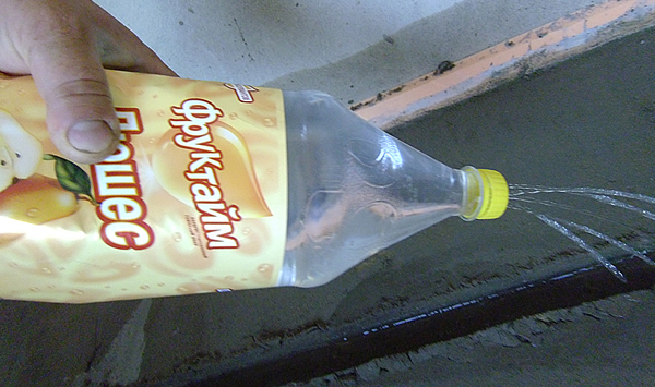 На фото – оставшиеся пустоты в стяжки пола смачиваем водой