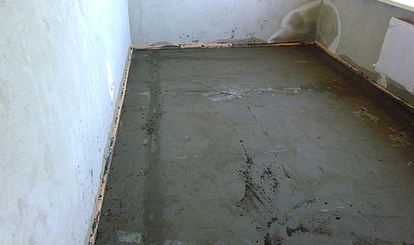 На фото – остается затереть стяжку пола