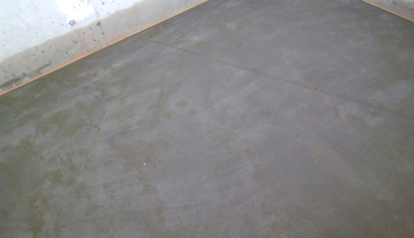 На фото – оставшиеся трещины скроются под плинтусов