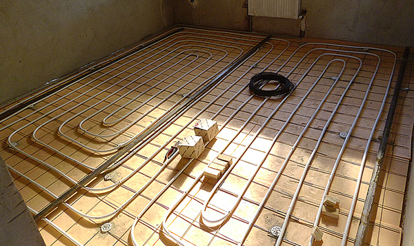 На фото – установленные маяки для заливки стяжки пола