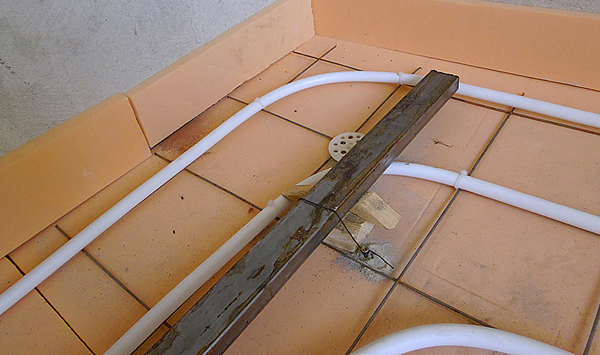 На фото – делаем тормошов по периметру помещения