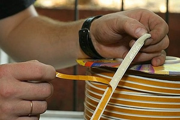 Самоклеящийся уплотнитель