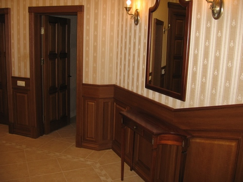 Деревянная филенчатая дверь в классическом интерьере