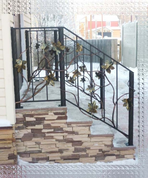 Перила с одной стороны ступеней
