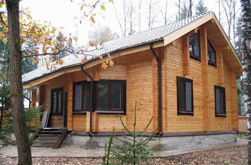 деревянный дом из бруса с мансардой