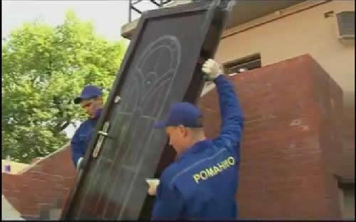 Такую дверь в одиночку не установишь