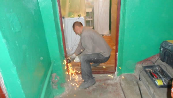 демонтаж входной металлической двери своими руками
