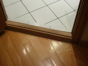 Межкомнатная дверь с порогом