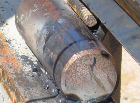 Выполнение крепления завеса. Не приваривайте элемент в плотную к створке. 