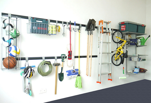 Фото хранения вещей в гараже с мансардой на крюках