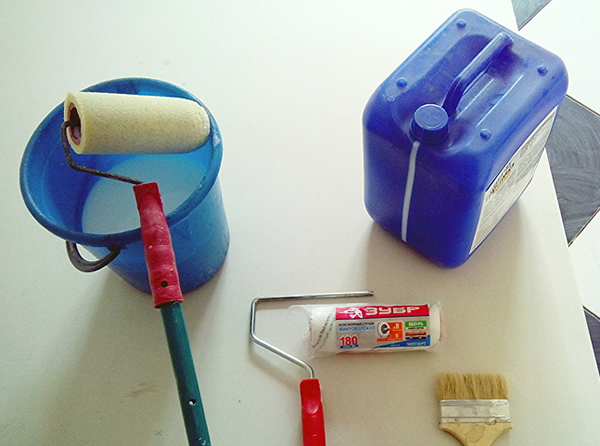 Фото инструментов для грунтовки потолка