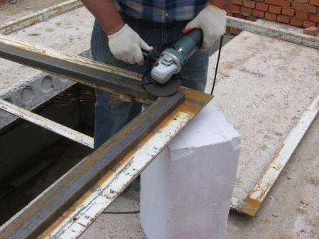 Делаем зачистку швов стыков