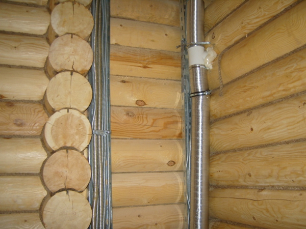 Фото монтажа кабеля электропроводки в бане воздушным путем