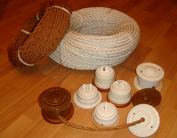 кабели и выключатели для электропроводки в деревянном доме