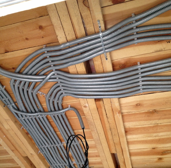 Фото скрытой электропроводки в деревянном доме