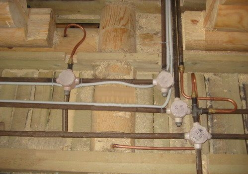 проведение скрытой электропроводки в деревянном доме