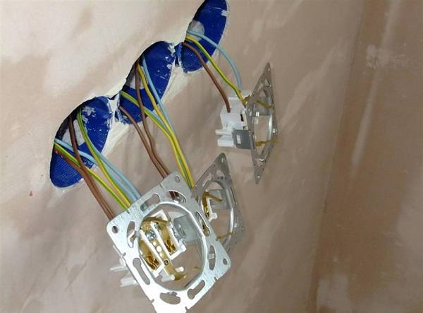 установка розеток открытым методом