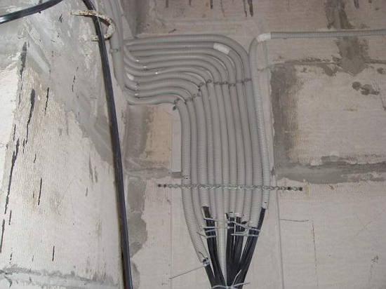 прокладка кабелей электропроводки в квартире