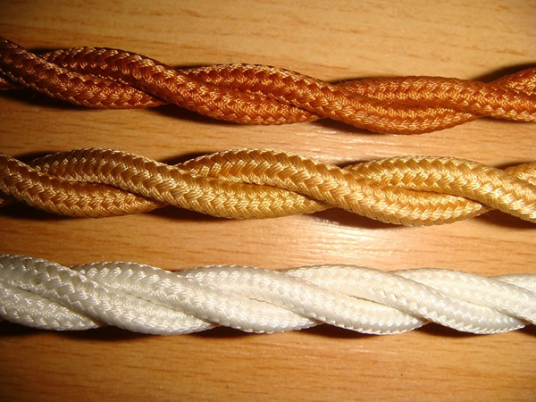 Фото защищенных кабелей для наружной электропроводки