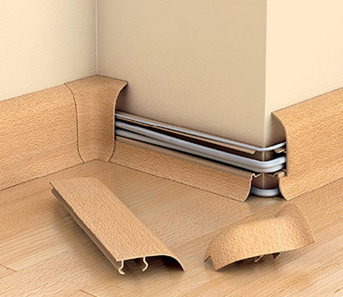 Фото кабелей электропроводки в пластиковом плинтусе