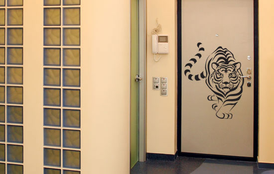 Рисунок тигра, сделанный при помощи трафарета. как облагородить старые межкомнатные двери