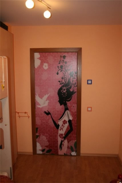 Рисунок сделанный при помощи трафаретов, с наложением рисунка в несколько этапов