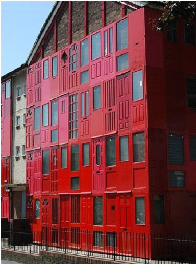 Оригинальная инсталляция из дверей