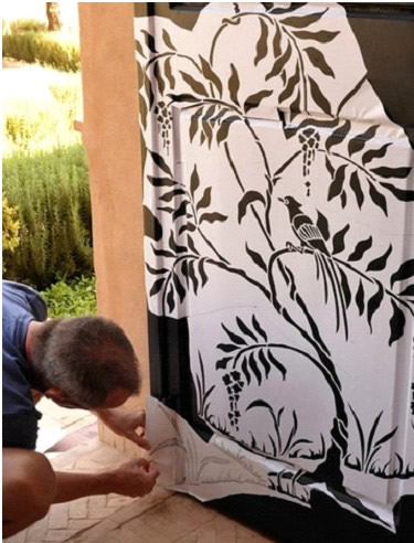 При помощи трафарета нанесение рисунка