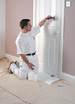 Выполнение покраски двери