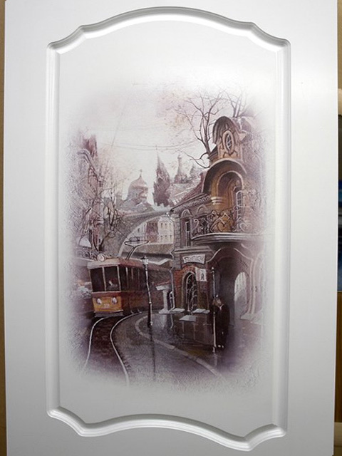 Рисунок приклеен на дверь при помощи краски и шпаклёвки края скрыты. 