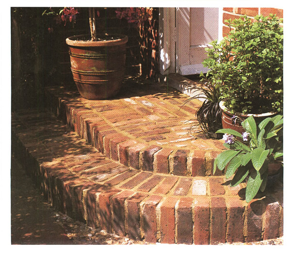 Форма крыльца - полукруг, основа - бетон ,кирпич. 