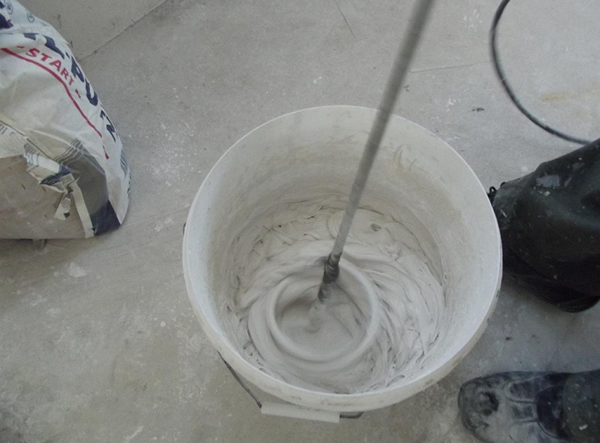 замешивание финишной шпаклевки электродрелью
