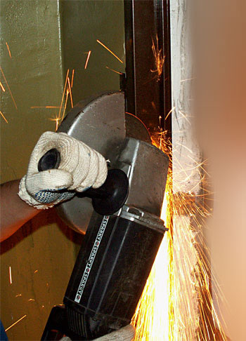 Спиливание креплений металлической коробки