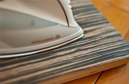 Разглаживаем шпон при помощи утюга