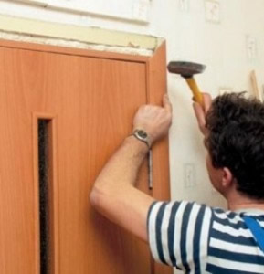 Установка дверных наличников