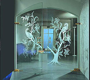 Стеклянная дверь без коробки выглядит невесомой