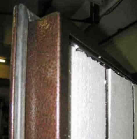 Крепим уплотнитель между ребрами жесткости