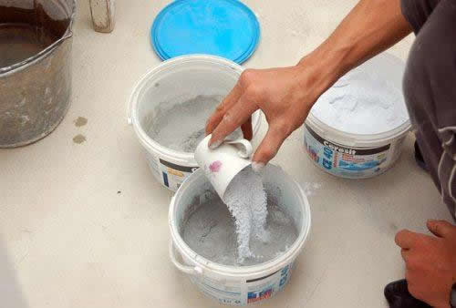 приготовление смеси для затирки швов плитки