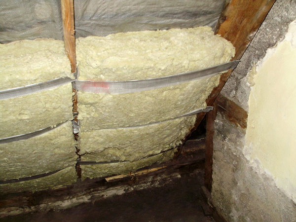 монтаж утеплителя между стропилами мансарды