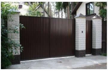 Ворота и калитка из профнастила на кирпичных опорах прекрасно сочетаются с домом