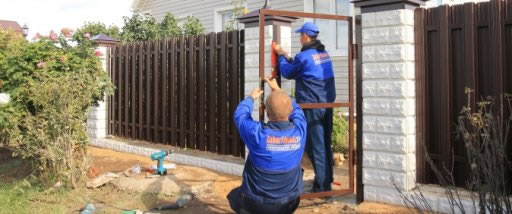 Навешиваем каркас калитки