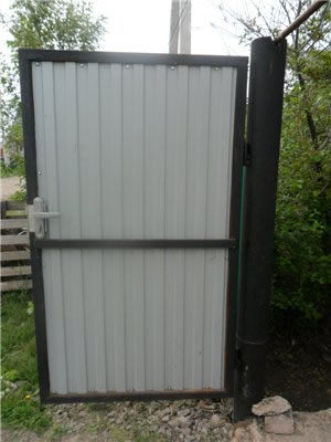 Перемычка из профтрубы придаст калитке дополнительную прочность