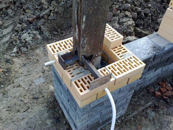 Пример изготовления столба с закладными для крепления створок